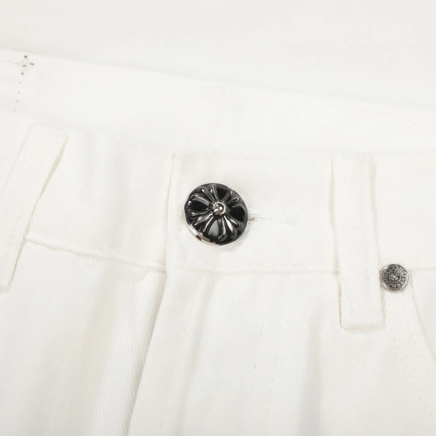 P230 💰 (Top version) Chrome Hearts/Chrome Hearts Classic white and blue series colored leather cross washed color fabric unisex denim trousers Vibe style straight stacked god-level version Carbon fine bias denim color cloth Old vintage full set of hardware - Chrome Hearts white cow series The high version uses high-ounce customized fabrics, fermentation washing and soft color fixation, soft and thick to wear, the details are all made by hand-polished craftsmanship, all-over printed jacquard fabric Unique design style. Through multiple processes to create a full retro feel. Unique niche non-contrast shirt. Customized distressed spray-painted buttons. Craftsmanship in every detail. Color: white and blue. Size: 28-30-32-34 (corresponding to S-M-L-XL)